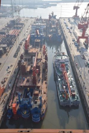 江蘇海新重工熱烈慶祝4艘船舶同日下水、出塢