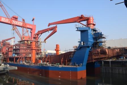 江蘇海新重工熱烈慶祝4艘船舶同日下水、出塢